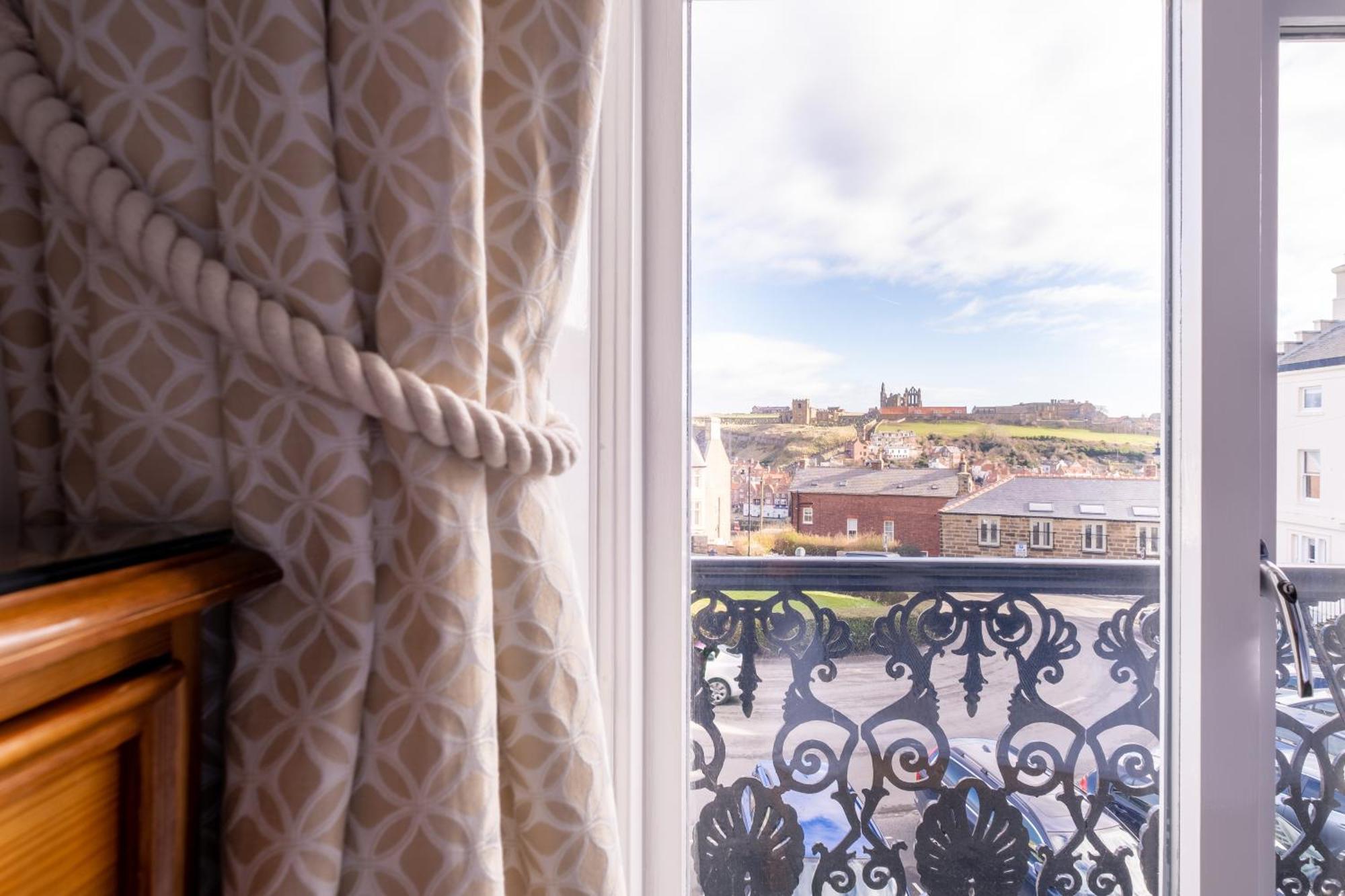 Number 7 Guest House Уитби Екстериор снимка